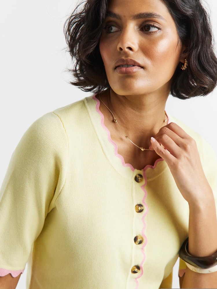 Amarillo - Simply Be Scallop Detail Short Sleeve Cardigan - Imagen 4 de 4 Amarillo - Simply Be Scallop Detail Short Sleeve Cardigan - Imagen 4 de 4