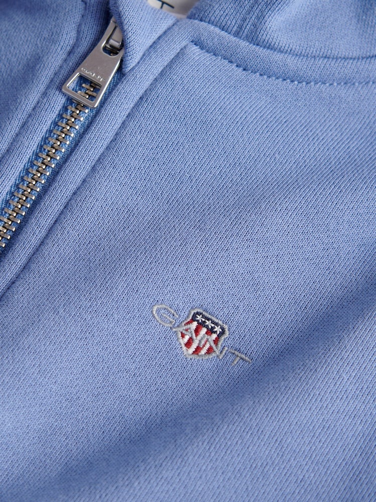 Μπλε - Σετ GANT Shield Full Zip Φούτερ με κουκούλα, Κοντομάνικο μπλουζάκι & Sweat Short - Εικόνα 2 από 6 Μπλε - Σετ GANT Shield Full Zip Φούτερ με κουκούλα, Κοντομάνικο μπλουζάκι & Sweat Short - Εικόνα 2 από 6