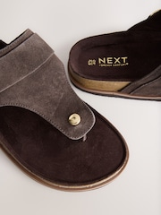 朱古力啡色 - Toe Thong Footbed Sandals With Hardware - 圖片 8/9