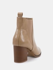 Natural - Botines Chelsea con tacón ancho en V Jessie de Novo - Imagen 3 de 5