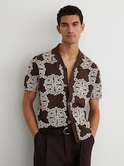 Tobakksbrun/hvit - Reiss Gabriel Jacquard Strikket Skjorte med Cubansk Krage - Bilde 1 av 7