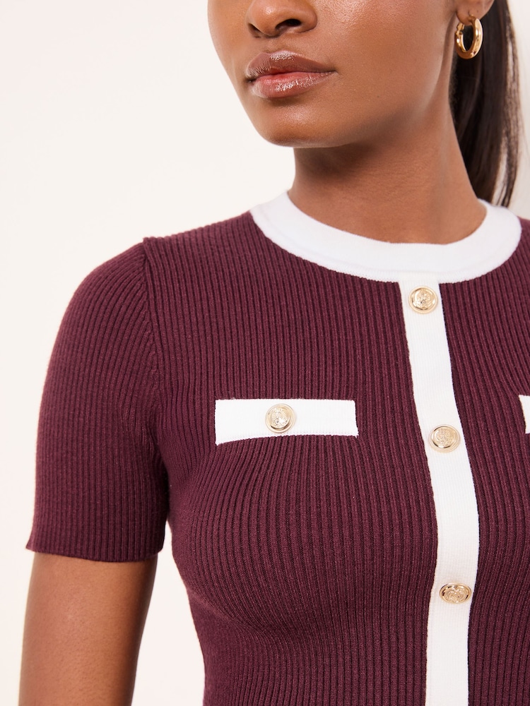 أحمر عنابي - رداء علوي محبوك بكُم قصير مزود بأزرار شكلية وحافة ياقة متباينة من Lipsy - صورة 2 من 4 أحمر عنابي - رداء علوي محبوك بكُم قصير مزود بأزرار شكلية وحافة ياقة متباينة من Lipsy - صورة 2 من 4