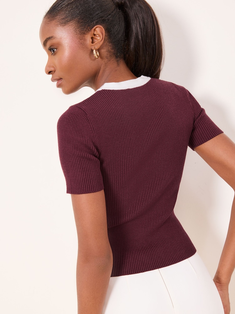 أحمر عنابي - رداء علوي محبوك بكُم قصير مزود بأزرار شكلية وحافة ياقة متباينة من Lipsy - صورة 4 من 4 أحمر عنابي - رداء علوي محبوك بكُم قصير مزود بأزرار شكلية وحافة ياقة متباينة من Lipsy - صورة 4 من 4