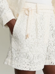 شورت دانتيل بحزام حبل Lori من Reiss - صورة 1 من 6