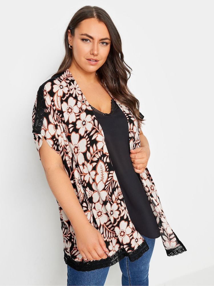 Negro - Kimono negro de Yours Curve con estampado floral y ribete de ganchillo - Imagen 1 de 5 Negro - Kimono negro de Yours Curve con estampado floral y ribete de ganchillo - Imagen 1 de 5