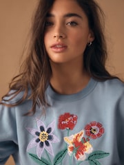 Pale Blue Embroidered Tinned Flowers Graphic - Sudadera - Imagen 5 de 8