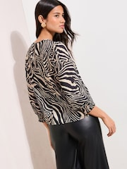 הדפס זברה - Friends Like These חולצת שרוולי 4/3 עם כיווצים בחפתים - תמונה 4 מתוך 5