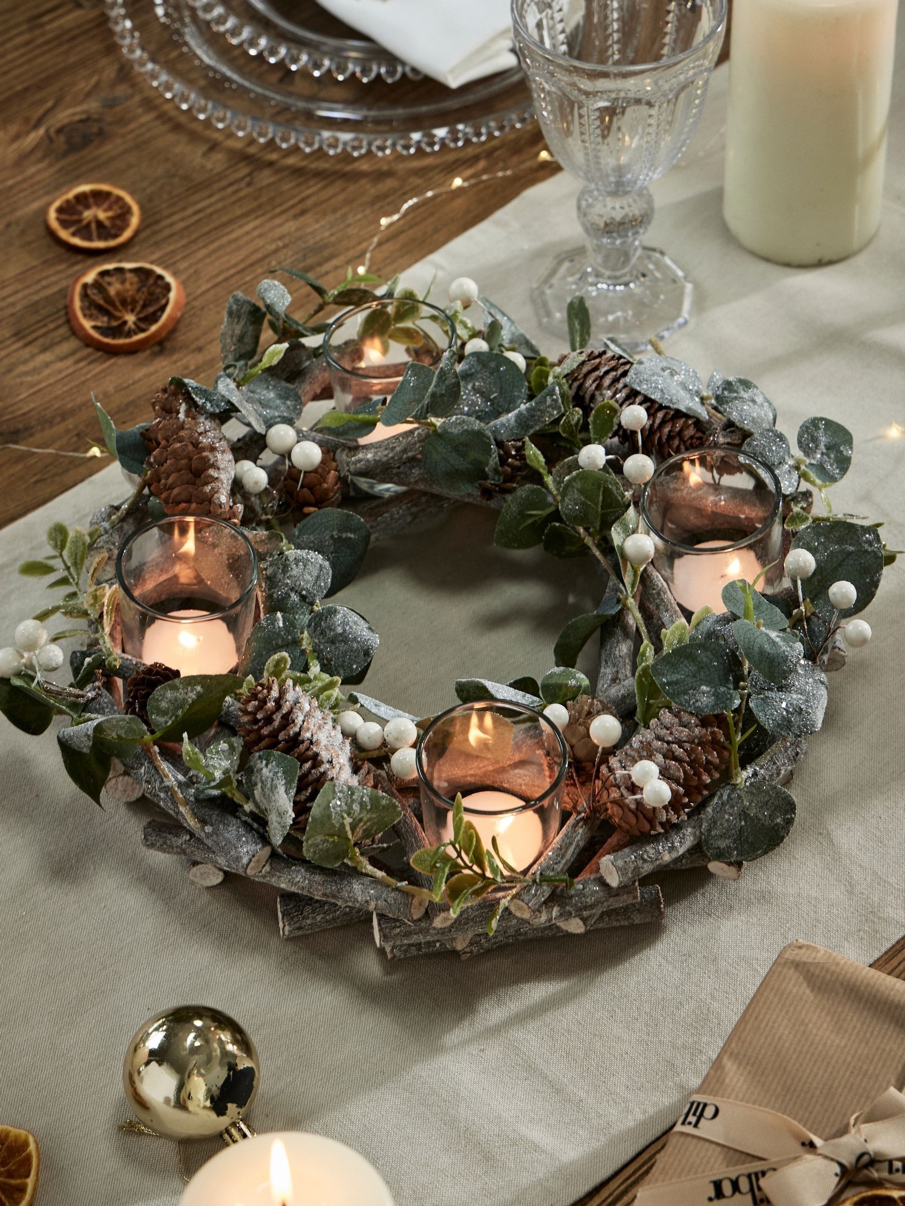 Dibor Unisex Light/Green/White Berry Centrepiece Candle Holder Wreath