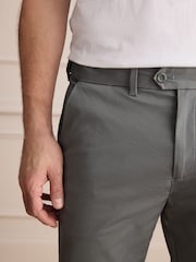 בצבע כחול ירוק - גזרה צרה - Signature Ultimate Motionflex Chino Trousers - תמונה 6 מתוך 10