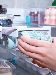 Joseph Joseph 냉장고 하단 선반용 두꺼운 선반이 있는 2 개 캔 디스펜서 세트 - 5의 이미지 4