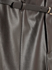 بنطلون برِجل واسعة مزوّد بحزام للأحجام الصغيرة من River Island - صورة 2 من 2