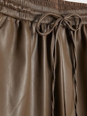 River Island Petite bukser i kunstskinn med elastisk midje - Bilde 2 av 2