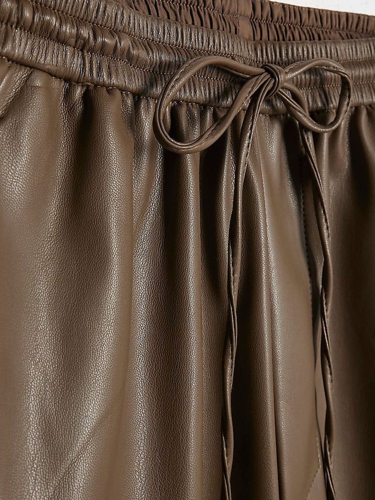River Island Petite bukser i kunstskinn med elastisk midje - Bilde 2 av 2
