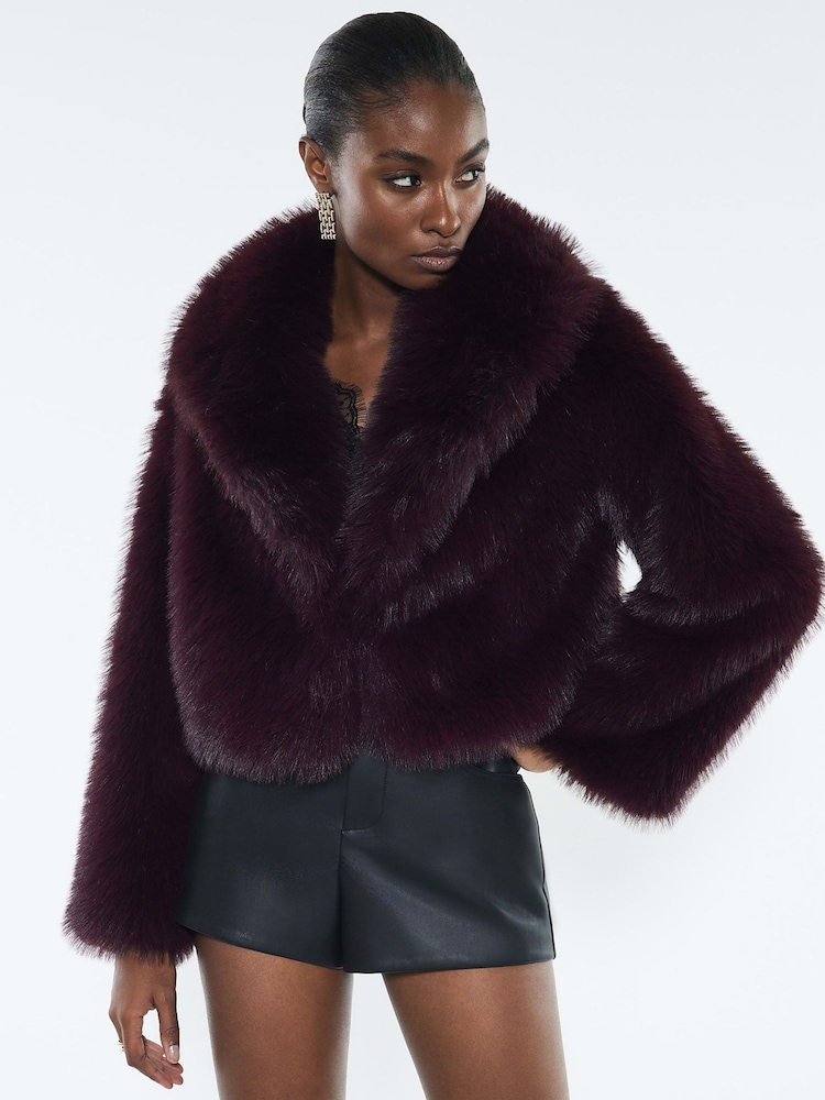 معطف قصير من الفرو الصناعي ناعم الملمس من River Island - صورة 1 من 4 معطف قصير من الفرو الصناعي ناعم الملمس من River Island - صورة 1 من 4