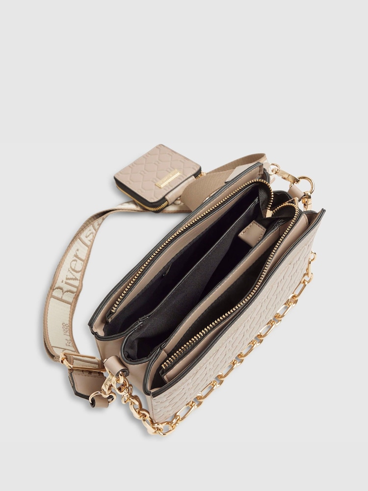 River Island תיק עם רצועת נשיאה מאריג רשת משולבת בשרשרת ועם תבליט מונוגרמה - תמונה 6 מתוך 6 River Island תיק עם רצועת נשיאה מאריג רשת משולבת בשרשרת ועם תבליט מונוגרמה - תמונה 6 מתוך 6