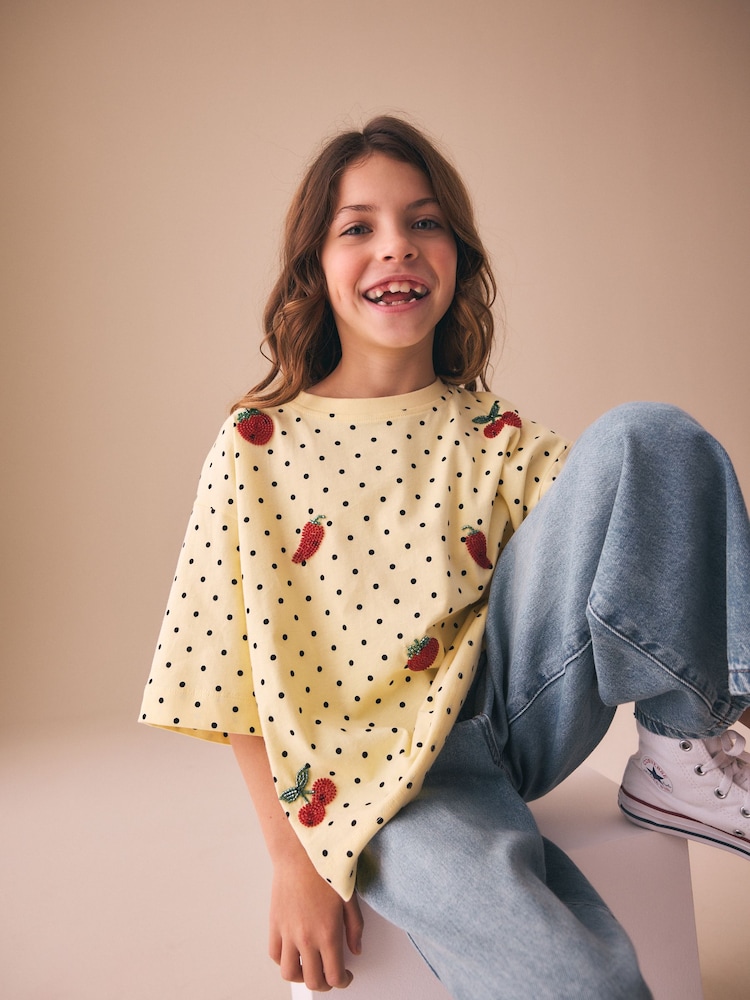 צהוב נקודות - חולצת טי אוברסייז בגזרה מרובעת עם חרוזים (גיל 3 עד 16) - תמונה 1 מתוך 4