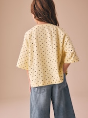 צהוב נקודות - חולצת טי אוברסייז בגזרה מרובעת עם חרוזים (גיל 3 עד 16) - תמונה 3 מתוך 4