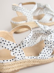 ホワイト ハートプリント - リボン付き ウェッジサンダル - 画像 3 / 5