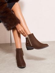 Schokoladenbraun - Friends Like These kubanische Stiefel mit mittelhohem Blockabsatz, seitlichem Reißverschluss und aus Wildlederimitat - Bild 1 von 4