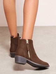 Schokoladenbraun - Friends Like These kubanische Stiefel mit mittelhohem Blockabsatz, seitlichem Reißverschluss und aus Wildlederimitat - Bild 3 von 4