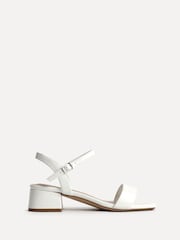 سفید - Linzi وائیڈ فٹ کارلی لو چنکی بلاک ہیل والی سینڈل - تصویر 2 از 5