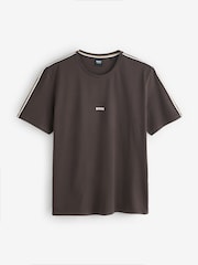 بني - تيشرت بشعار مميز من BOSS - صورة 1 من 1