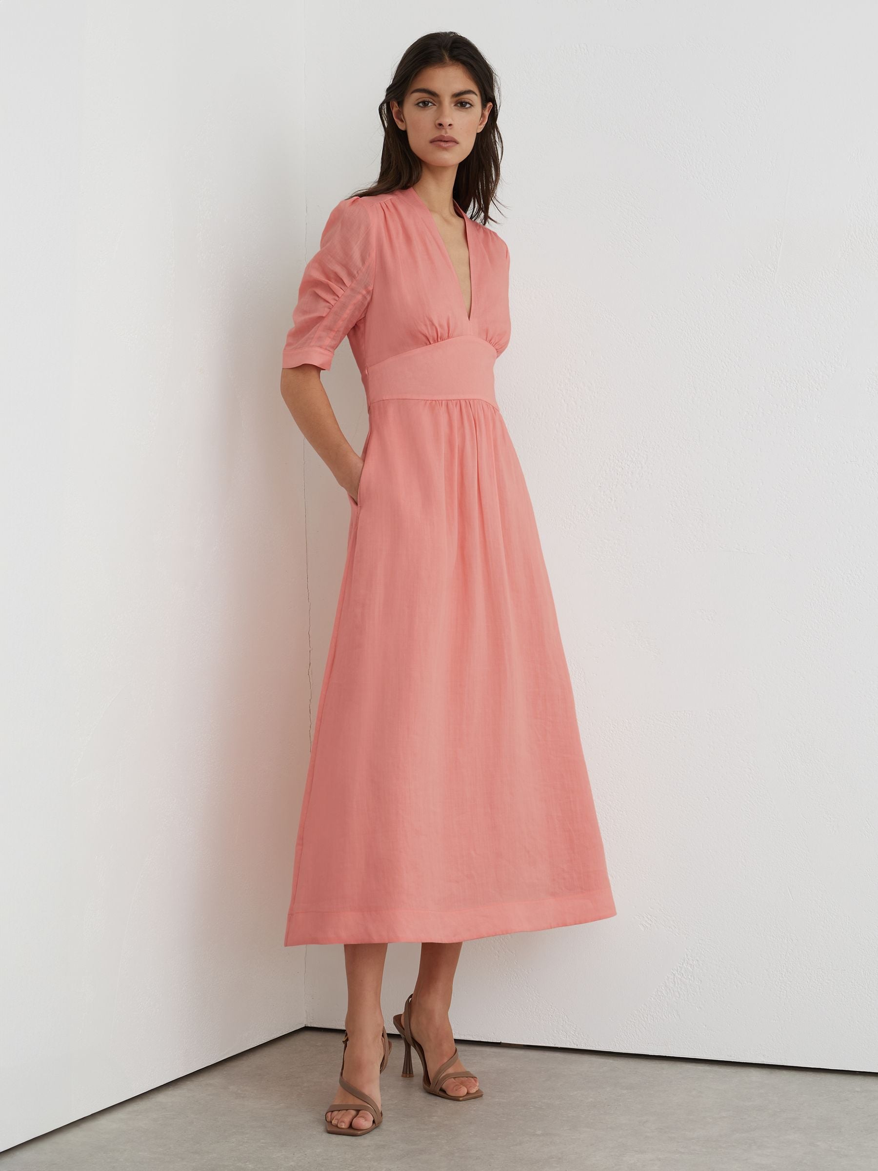 poppy ピンク シースルーワンピース 半袖 Next：日本 Reiss Poppy ウエストフィット 半袖 ミディワンピース from