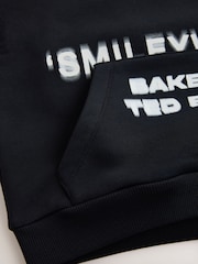 שחור/לבן - Smiley World X Baker by Ted Baker קפוצ'ון בדוגמה גרפית - תמונה 8 מתוך 9