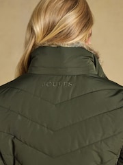 Joules – Aspen – wasserabweisender, langer, wattierter Mantel mit Kapuze aus Kunstpelz - Bild 12 von 13