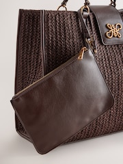 Schokoladenbraun - Schultertasche in Bastoptik - Bild 9 von 10