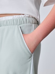 Baker by Ted Baker Green Boxy T-Shirt & Contrast Waistband Trousers Set 2 Piece - Imagen 9 de 15