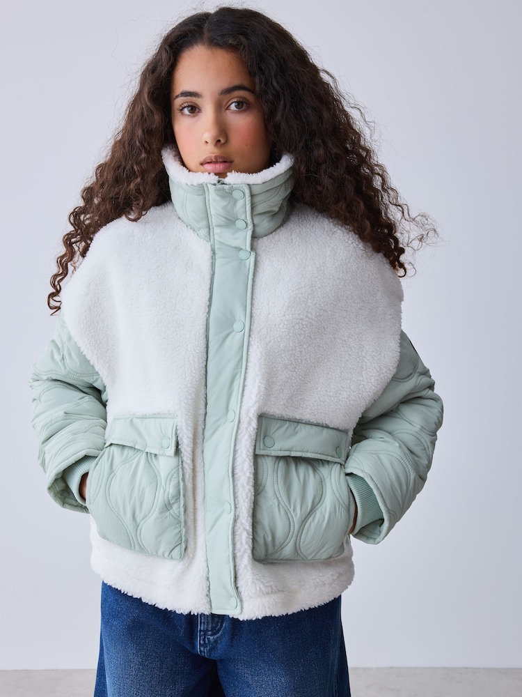 Baker by Ted Baker Borg Fleece & Nylon Mix Quilted Funnel Neck Jacket - Bild 1 von 5 Baker by Ted Baker Borg Fleece & Nylon Mix Quilted Funnel Neck Jacket - Bild 1 von 5