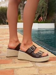 브라운 - 버클 디테일이 돋보이는 린지 임팩트 웨지 뮬 - 6의 이미지 1