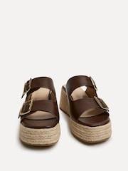 브라운 - 버클 디테일이 돋보이는 린지 임팩트 웨지 뮬 - 6의 이미지 3