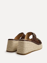 브라운 - 버클 디테일이 돋보이는 린지 임팩트 웨지 뮬 - 6의 이미지 5