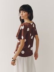 Pois marron chocolat/écru - Haut à manches courtes en satin texturé et devant torsadé - Image 4 de 9