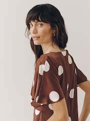 Pois marron chocolat/écru - Haut à manches courtes en satin texturé et devant torsadé - Image 5 de 9