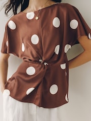 Pois marron chocolat/écru - Haut à manches courtes en satin texturé et devant torsadé - Image 6 de 9