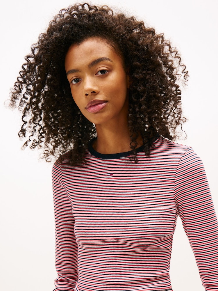 Tommy Jeans Slim Ribbed Long Sleeve T-Shirt - صورة 2 من 5 Tommy Jeans Slim Ribbed Long Sleeve T-Shirt - صورة 2 من 5