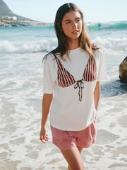 本色 - Graphic Bikini Short Sleeve Crew Neck T-Shirt - 圖片 1/7