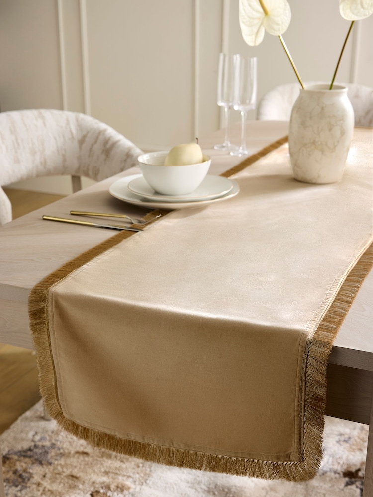 Velvet Fringed Table Runner - صورة 1 من 4 Velvet Fringed Table Runner - صورة 1 من 4