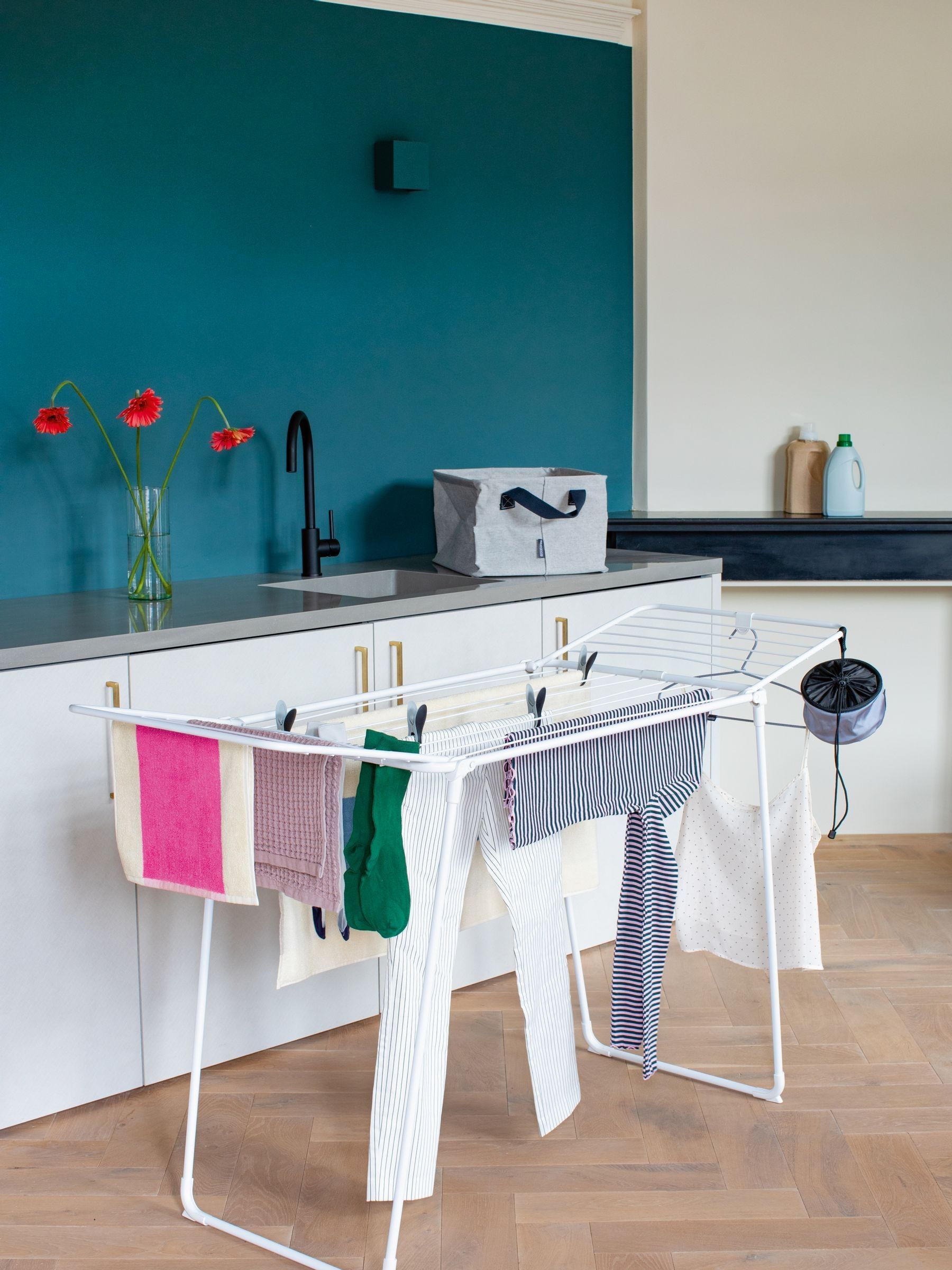 Brabantia HangOn Drying Rack, 18 metres (White), Large Capacity Clothes Drying Rack for Up to One Full Machine Load, Foldable Laundry Stand for Large and Small Items, No Pegs Needed - Image 5