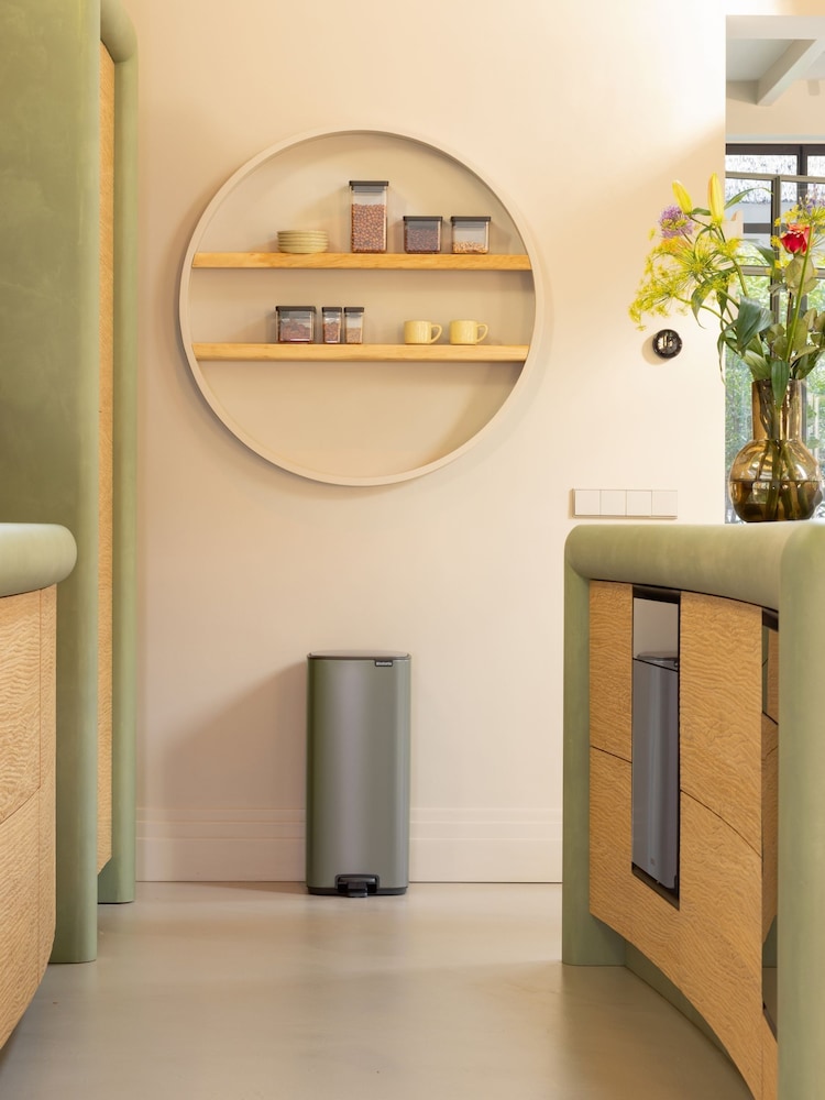 Brabantia Platinum Bo Pedal Bin 30L - Image 1 of 6