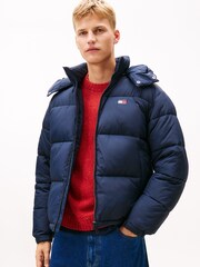 أزرق - Tommy Jeans Back Logo Relaxed Hooded Puffer Jacket - صورة 1 من 6