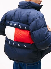أزرق - Tommy Jeans Back Logo Relaxed Hooded Puffer Jacket - صورة 2 من 6