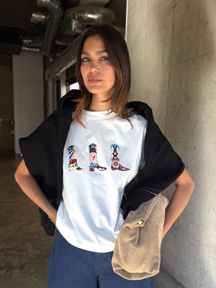 Never Fully Dressed Cowboy Boot T-Shirt - Bild 1 von 6