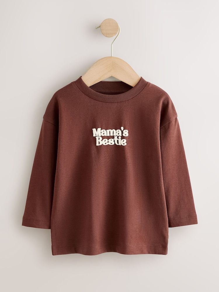 Chocolate Brown Mama's Bestie Slogan - អាវយឺតដៃវែងបោះពុម្ពក្រាហ្វិកតូច (3ខែ-7ឆ្នាំ) - រូបភាព 1 នៃ 4