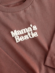 Chocolate Brown Mama's Bestie Slogan - អាវយឺតដៃវែងបោះពុម្ពក្រាហ្វិកតូច (3ខែ-7ឆ្នាំ) - រូបភាព 4 នៃ 4