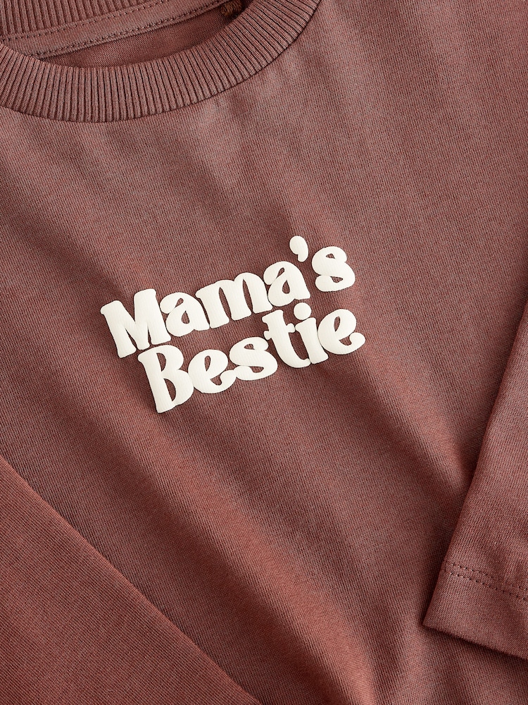 Chocolate Brown Mama's Bestie Slogan - អាវយឺតដៃវែងបោះពុម្ពក្រាហ្វិកតូច (3ខែ-7ឆ្នាំ) - រូបភាព 4 នៃ 4