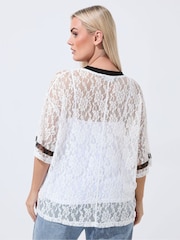 Yours Curve Limited Lace Printed V-Neck Top - صورة 3 من 5